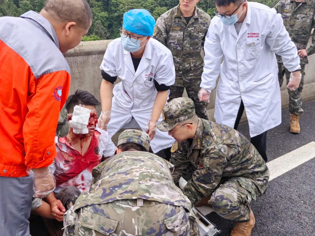 基层传真丨争分夺秒！武警官兵成功解救车祸受伤群众