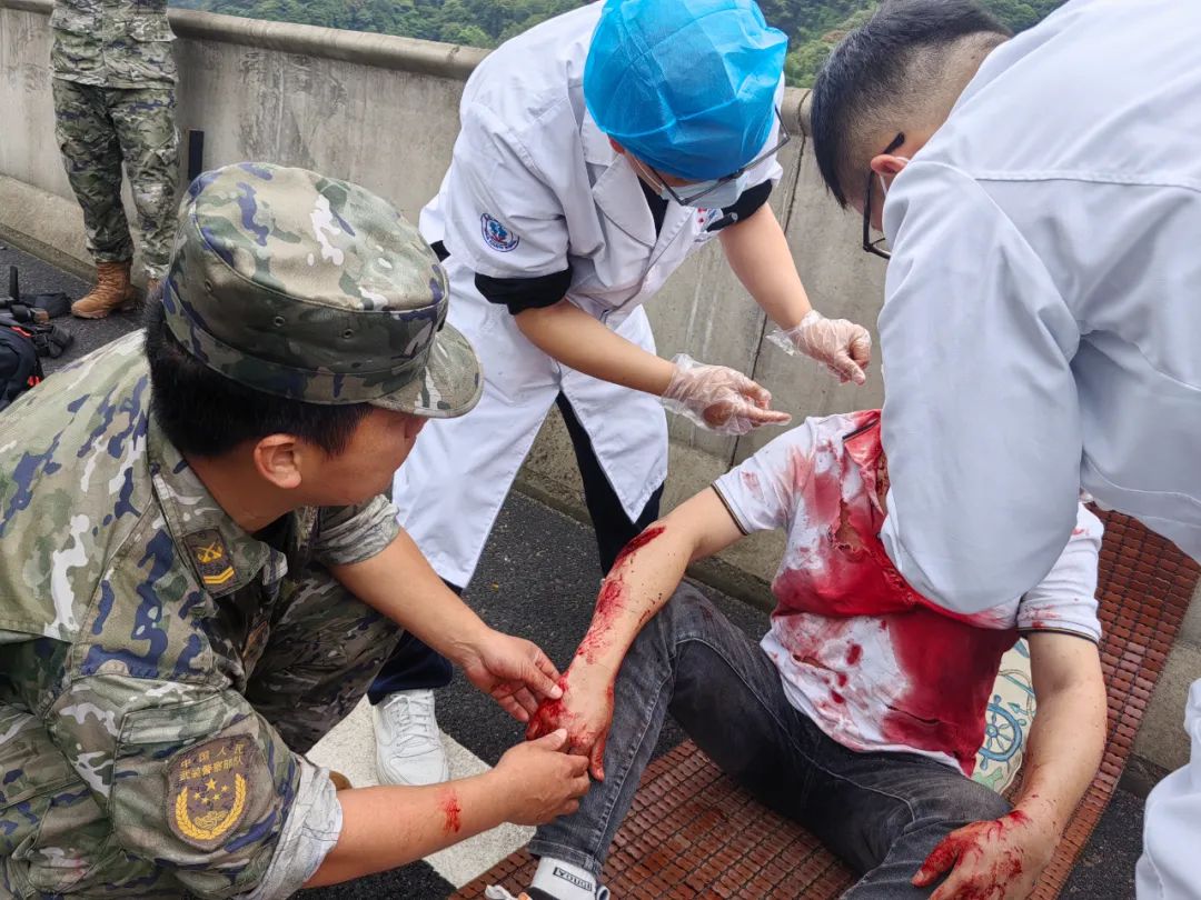 基层传真丨争分夺秒！武警官兵成功解救车祸受伤群众