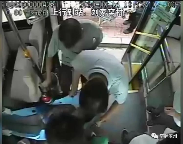 61秒丨邹平公交车内一老人突发疾病，驾驶员和乘客合力救助！