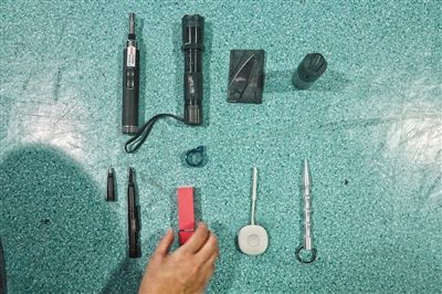 挑“防狼神器”须谨慎 小心买到违禁品