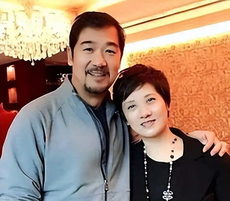 前夫是张国立，儿子是张默，而她却是一个单身36年的可怜母亲