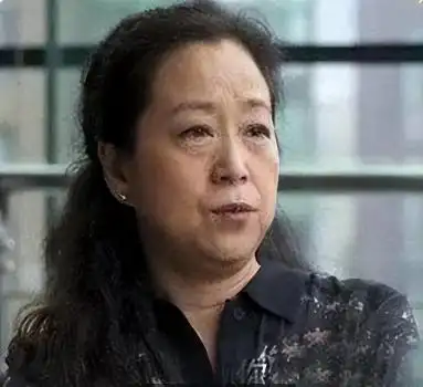 前夫是张国立，儿子是张默，而她却是一个单身36年的可怜母亲
