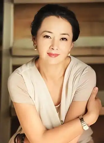 前夫是张国立，儿子是张默，而她却是一个单身36年的可怜母亲