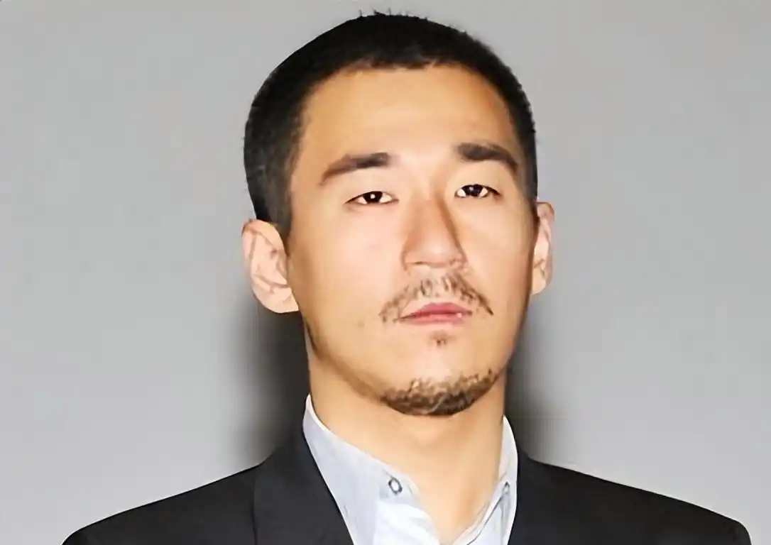 前夫是张国立，儿子是张默，而她却是一个单身36年的可怜母亲