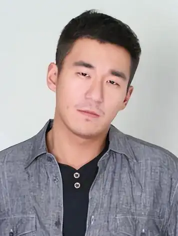 前夫是张国立，儿子是张默，而她却是一个单身36年的可怜母亲