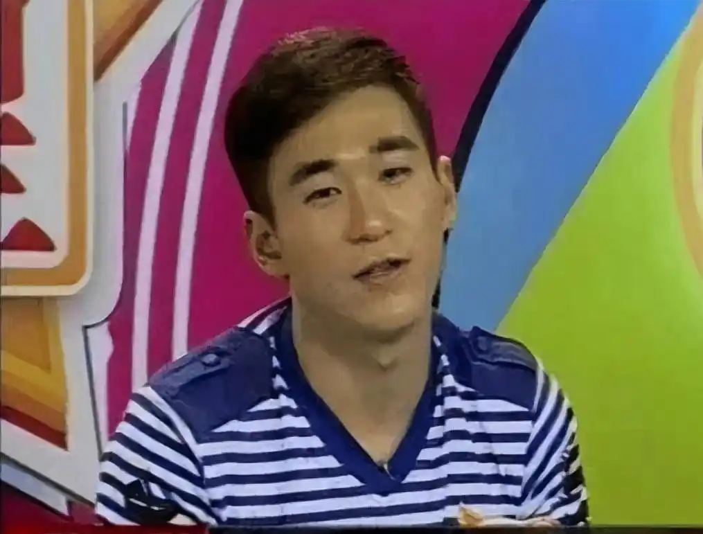 前夫是张国立，儿子是张默，而她却是一个单身36年的可怜母亲