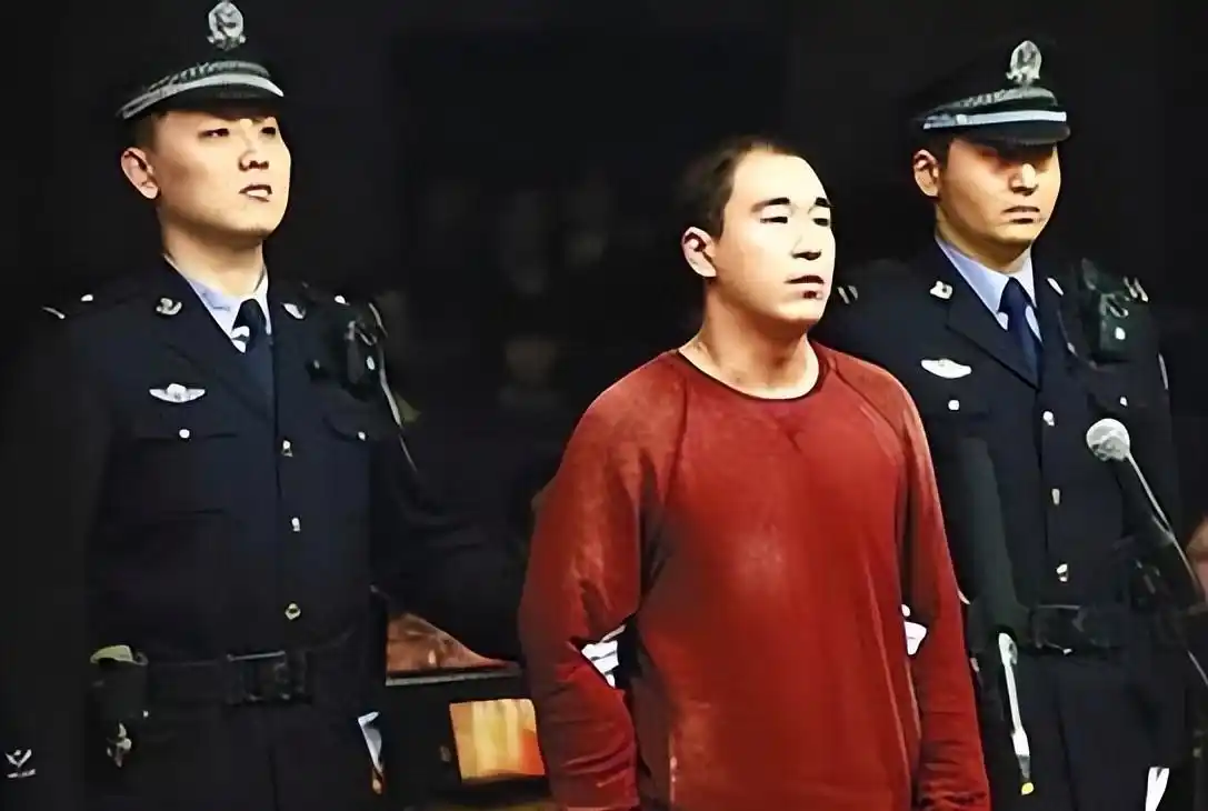 前夫是张国立，儿子是张默，而她却是一个单身36年的可怜母亲
