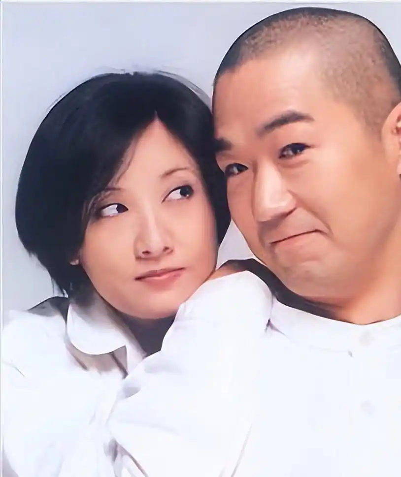 前夫是张国立，儿子是张默，而她却是一个单身36年的可怜母亲