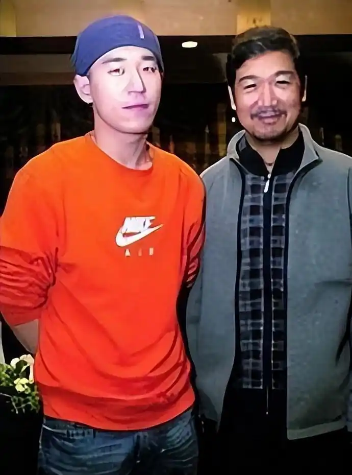 前夫是张国立，儿子是张默，而她却是一个单身36年的可怜母亲