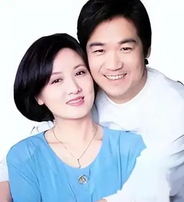前夫是张国立，儿子是张默，而她却是一个单身36年的可怜母亲