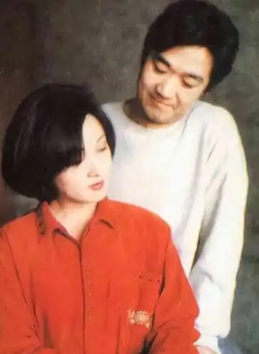 前夫是张国立，儿子是张默，而她却是一个单身36年的可怜母亲