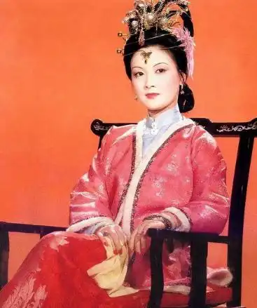 前夫是张国立，儿子是张默，而她却是一个单身36年的可怜母亲
