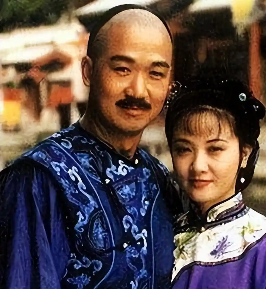 前夫是张国立，儿子是张默，而她却是一个单身36年的可怜母亲