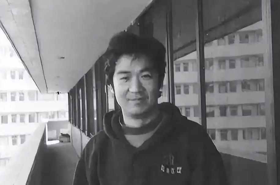 前夫是张国立，儿子是张默，而她却是一个单身36年的可怜母亲