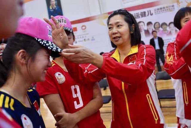 中国女排五冠王梁艳，培养女儿成清华博士，如今58岁身价上亿