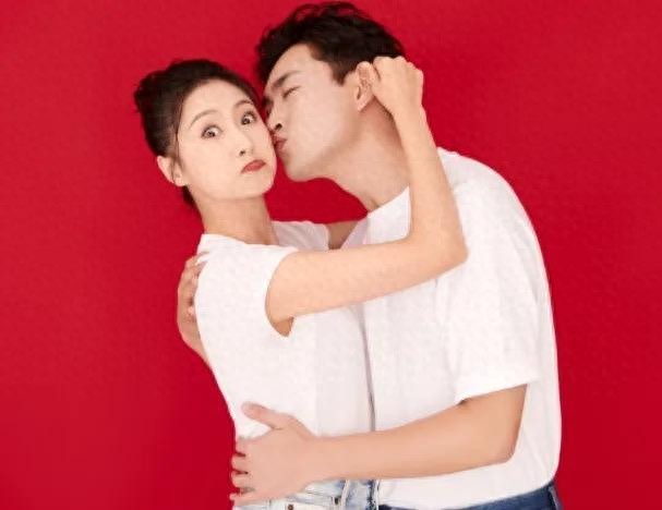 有一种秀恩爱叫唐嫣“结婚照”，看别人都是一本正经唯独她不一样