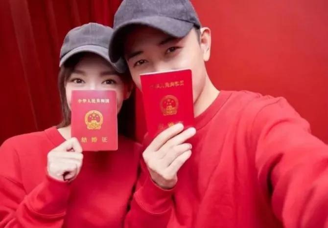 有一种秀恩爱叫唐嫣“结婚照”，看别人都是一本正经唯独她不一样