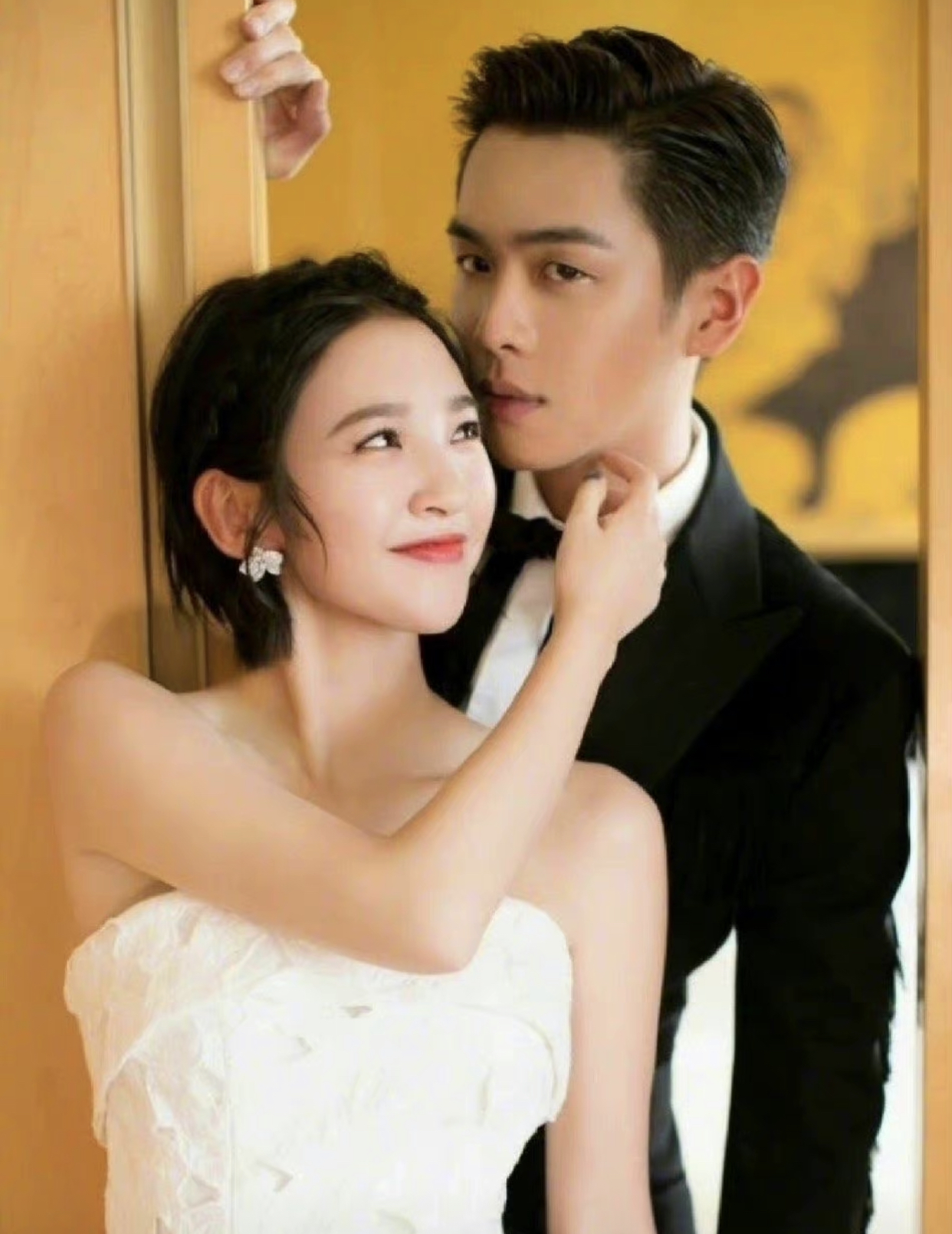 曝综艺诅咒张若昀夫妇！盗用婚纱照编恐怖故事，疑因男方拒绝录制