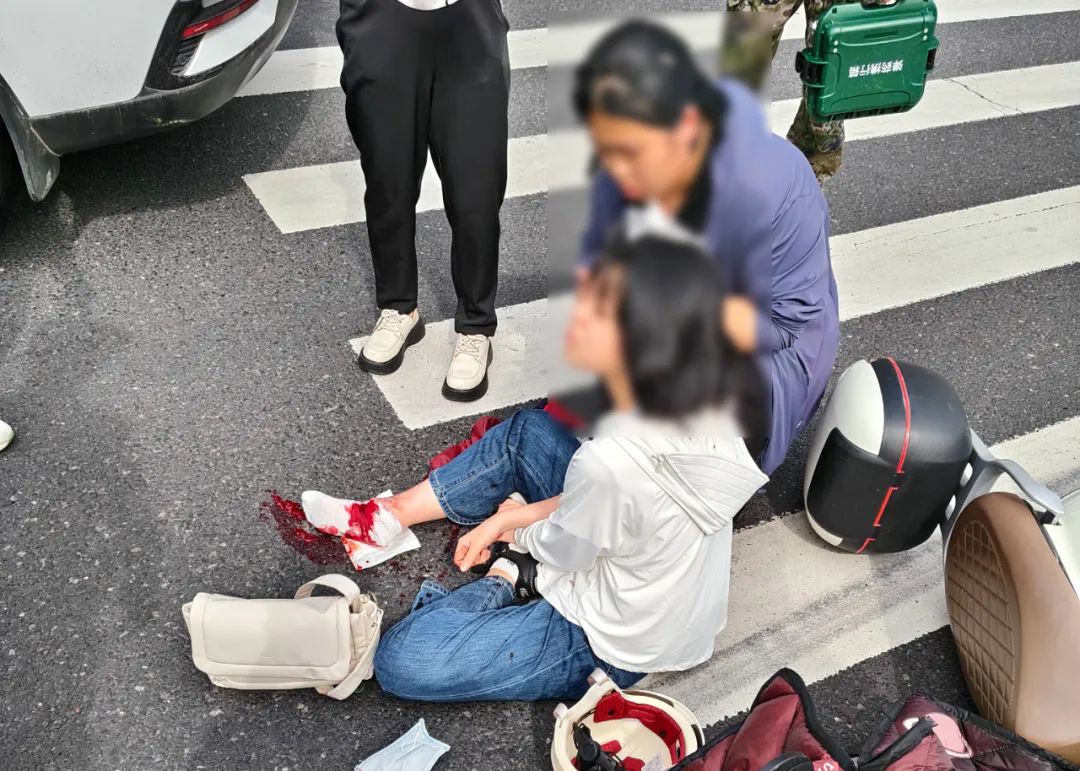基层传真丨巡逻途中突遇车祸，武警官兵秒变“急救员”