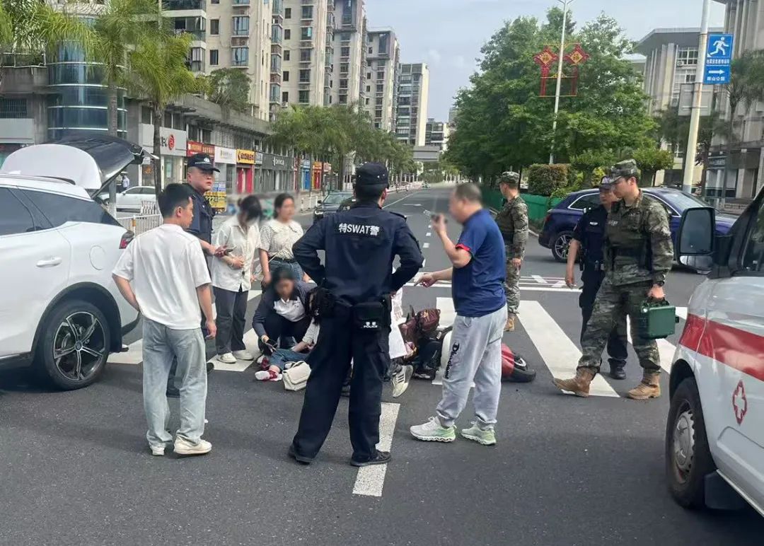 基层传真丨巡逻途中突遇车祸，武警官兵秒变“急救员”