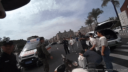 基层传真丨巡逻途中突遇车祸，武警官兵秒变“急救员”