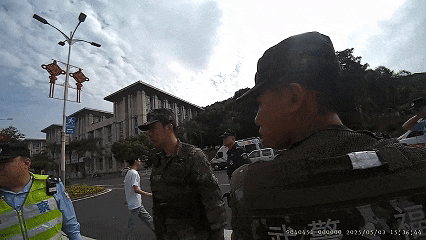 基层传真丨巡逻途中突遇车祸，武警官兵秒变“急救员”