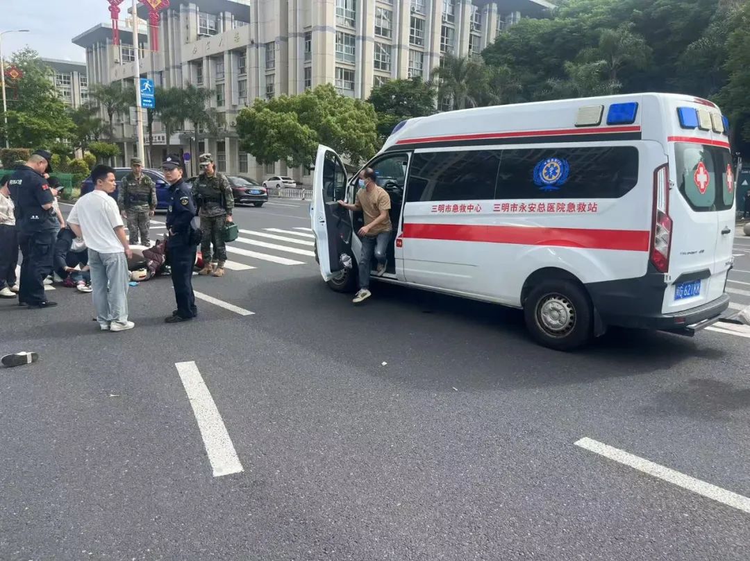 基层传真丨巡逻途中突遇车祸，武警官兵秒变“急救员”