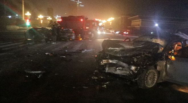深夜，仁怀市区大道上三车连撞，现场一片狼藉