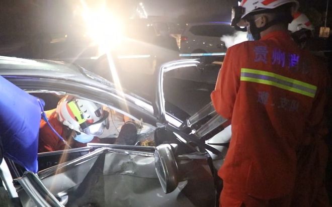 深夜，仁怀市区大道上三车连撞，现场一片狼藉