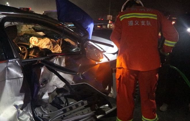 深夜，仁怀市区大道上三车连撞，现场一片狼藉