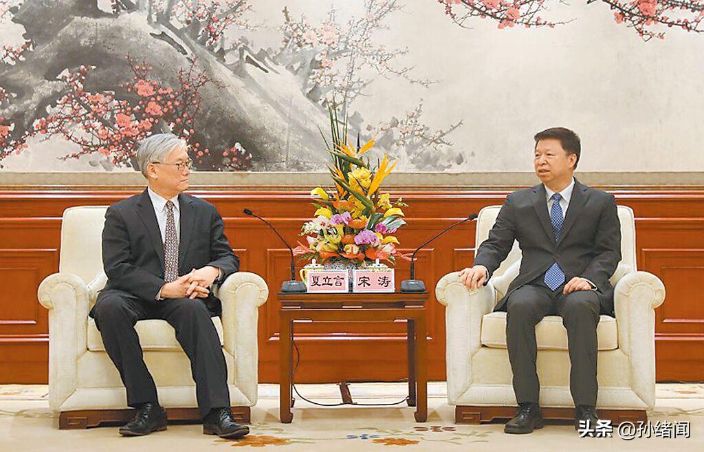 大陆反对蔡英文窜美，民进党急了，提出增加两岸互动，国民党表态