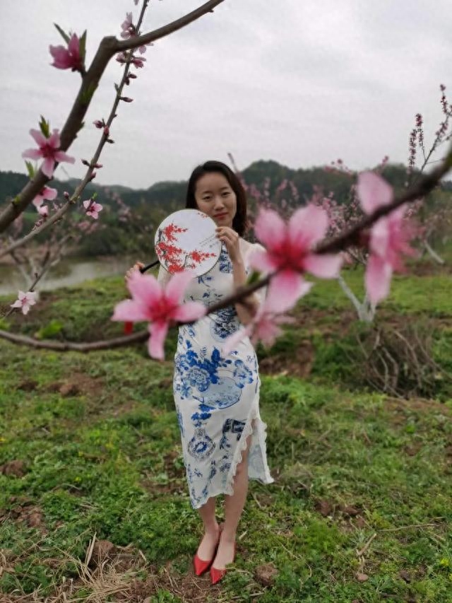 南充西充的桃花开了，桃花漂亮，人更美！你喜欢看什么呢？