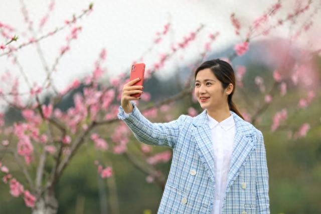 南充西充的桃花开了，桃花漂亮，人更美！你喜欢看什么呢？