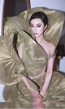 43岁范冰冰近况曝光，为新片增肥10斤，网红何承熹根本模仿不来