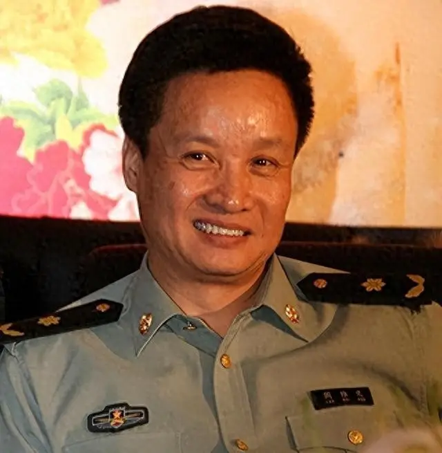 阎维文晚节不保，67岁开演唱会捞金，恶评如潮，他却扬言回报家乡