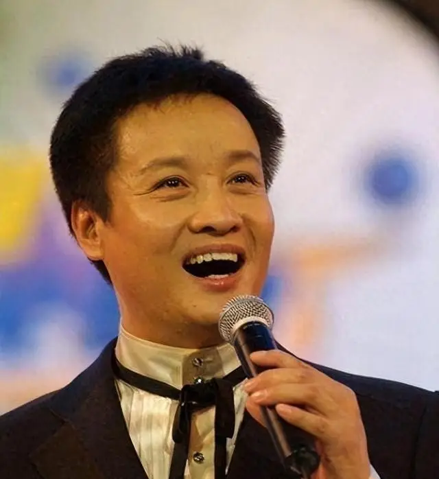 阎维文晚节不保，67岁开演唱会捞金，恶评如潮，他却扬言回报家乡