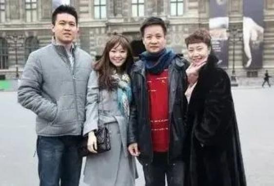 登上春晚12次后，他突然隐退，陪妻抗癌32年：他们的爱情，打脸娱乐圈多少人？