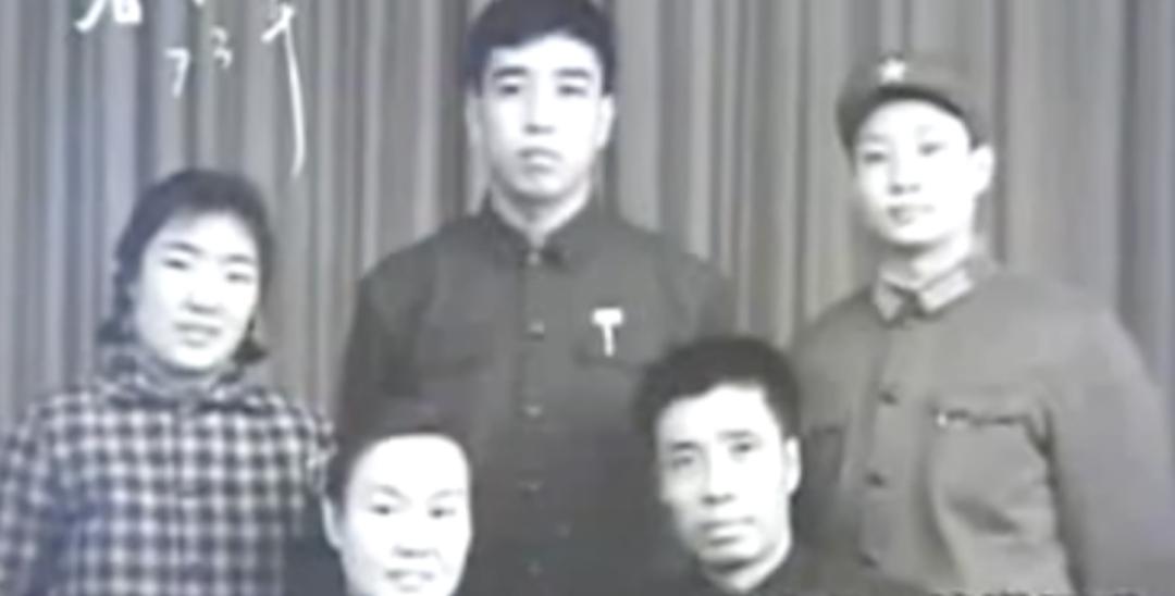 登上春晚12次后，他突然隐退，陪妻抗癌32年：他们的爱情，打脸娱乐圈多少人？