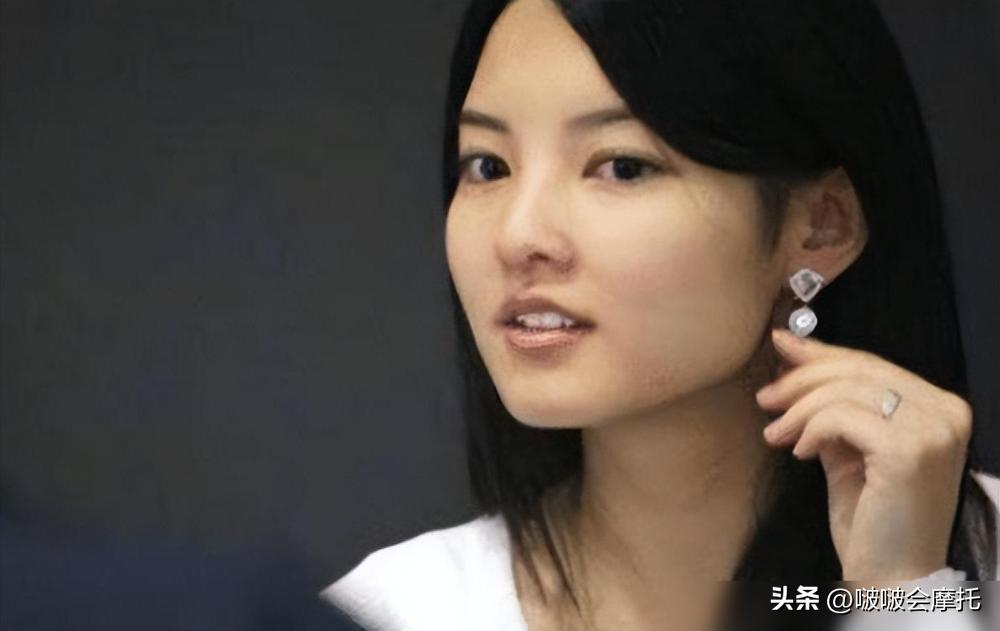 她被称为中国最美丽的公主，十分低调，父亲是副国级，祖父是陈云