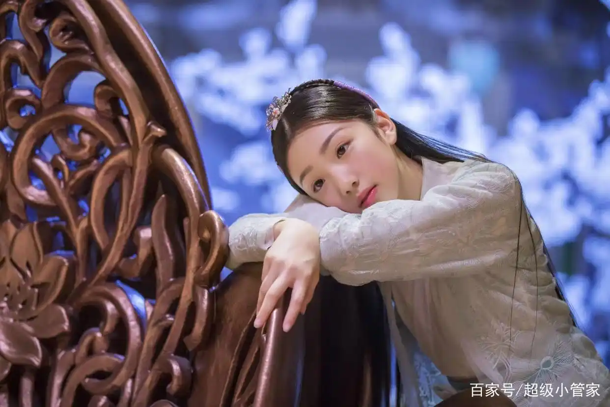 她笑说，这世界总有那么一个人，给了你一包砒霜，你也把它当蜜糖