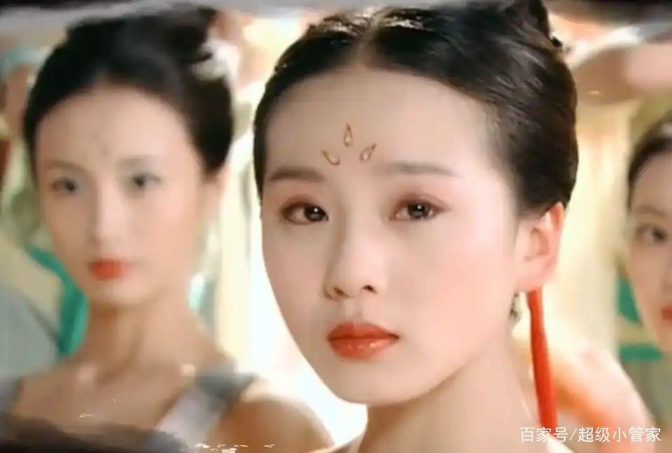 她笑说，这世界总有那么一个人，给了你一包砒霜，你也把它当蜜糖