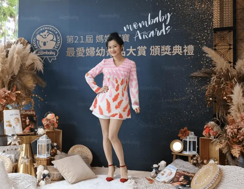 43岁女星产后复出穿短裙秀美腿，自曝想生二胎，却被老公哭求不要