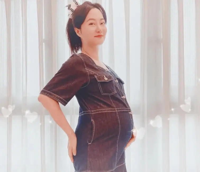 43岁女星产后复出穿短裙秀美腿，自曝想生二胎，却被老公哭求不要
