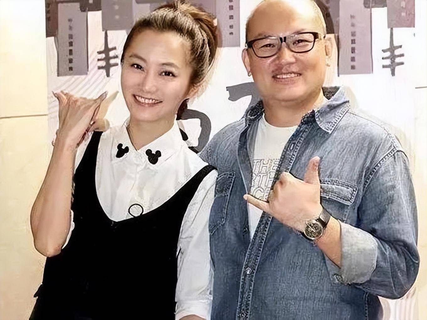 43岁女星产后复出穿短裙秀美腿，自曝想生二胎，却被老公哭求不要