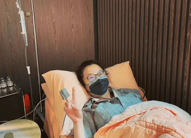 43岁女星产后复出穿短裙秀美腿，自曝想生二胎，却被老公哭求不要