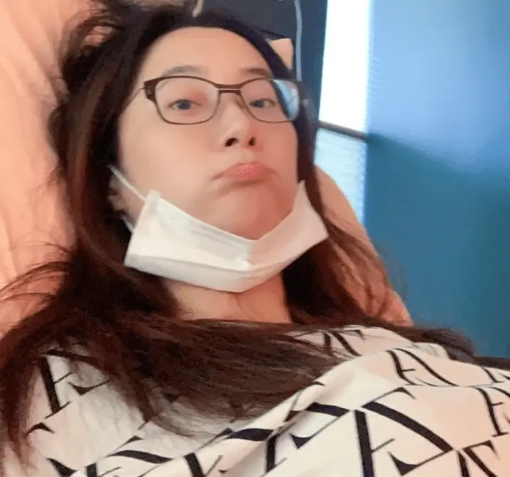 43岁女星产后复出穿短裙秀美腿，自曝想生二胎，却被老公哭求不要