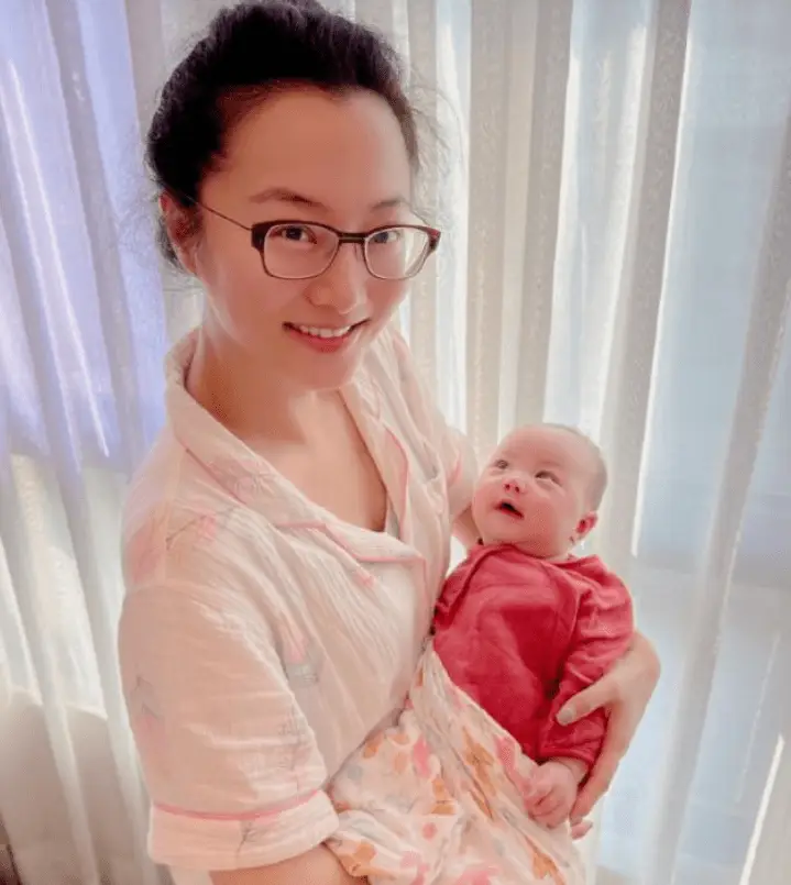 43岁女星产后复出穿短裙秀美腿，自曝想生二胎，却被老公哭求不要