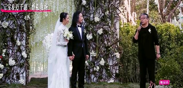 不愧是央视主持人，52岁张泉灵一语戳破万千惠谎言，倪萍急的拍桌