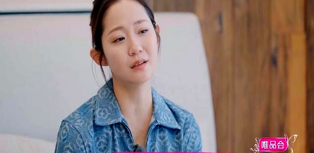 不愧是央视主持人，52岁张泉灵一语戳破万千惠谎言，倪萍急的拍桌