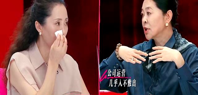不愧是央视主持人，52岁张泉灵一语戳破万千惠谎言，倪萍急的拍桌
